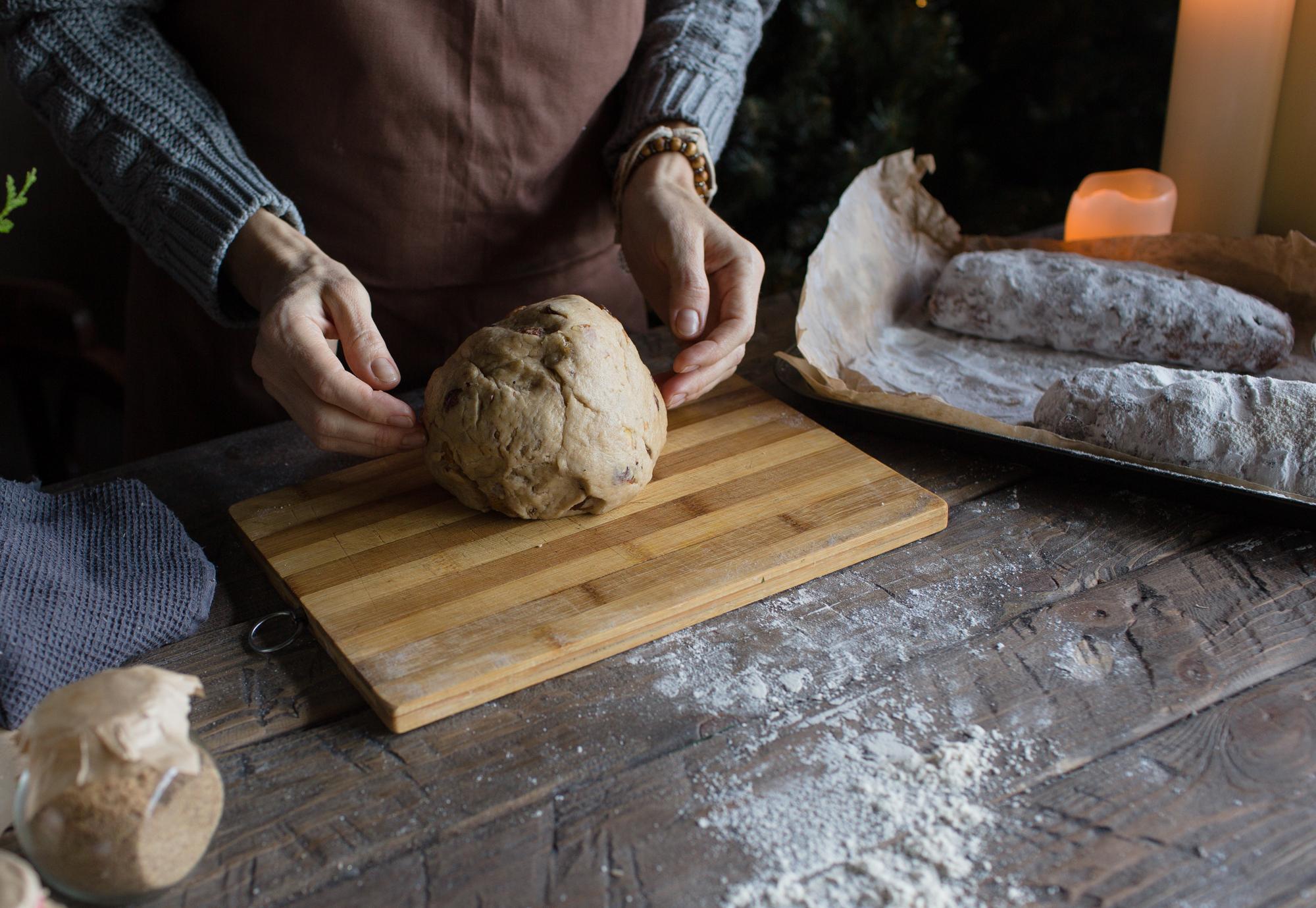 Dettaglio mani che impastano pane regionale