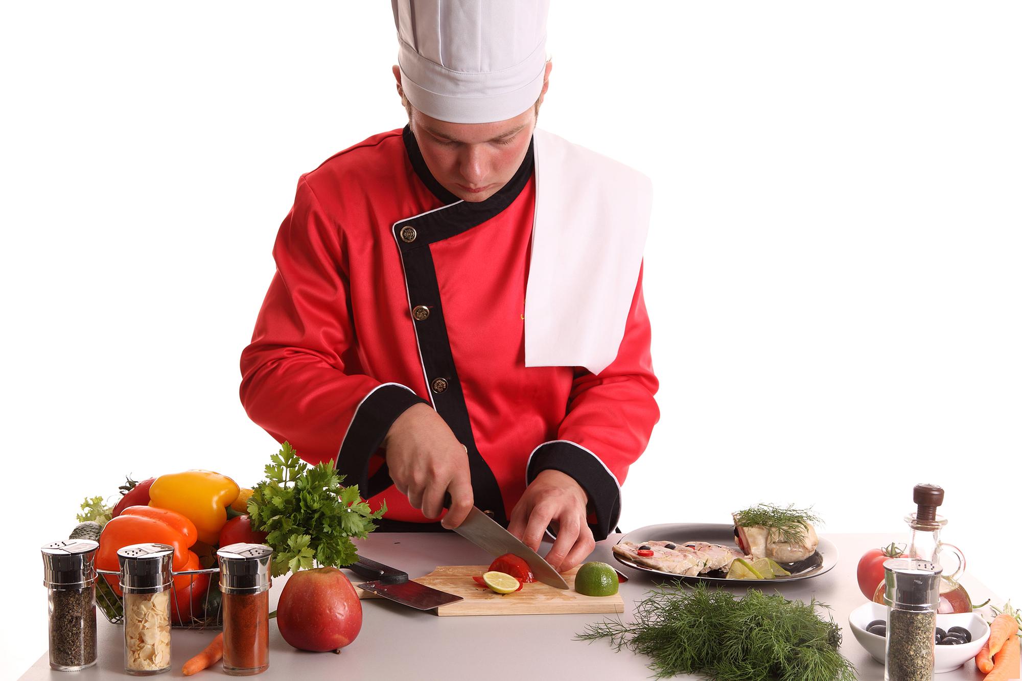 Chef locale che prepara piatto tradizionale italiano